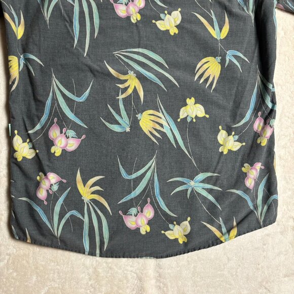 Vissla Mens Button Down Shirt Size X-Large Grey Floral Vacation Resortwear - Picture 10 of 15